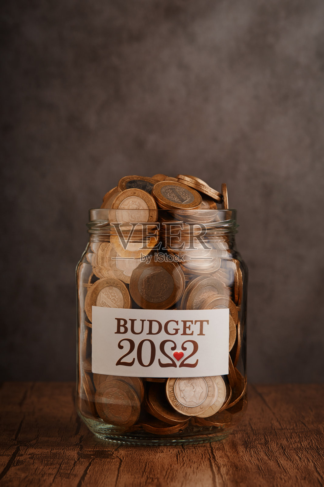 2022年预算硬币储蓄罐与2022年和一个心形的标签装满现金照片摄影图片