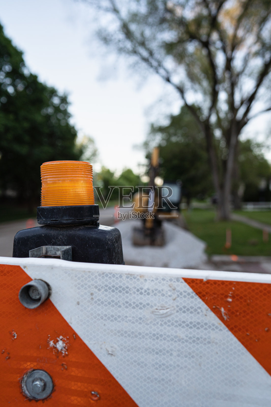 建设项目橙色安全灯照片摄影图片