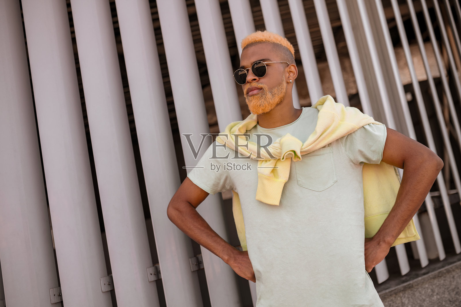 一个留着胡子戴着墨镜的奢侈青年照片摄影图片