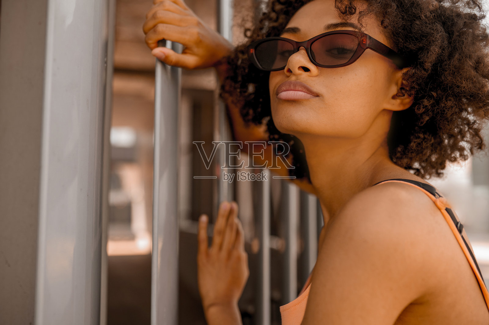 一个可爱的黑皮肤女人的头像照片摄影图片