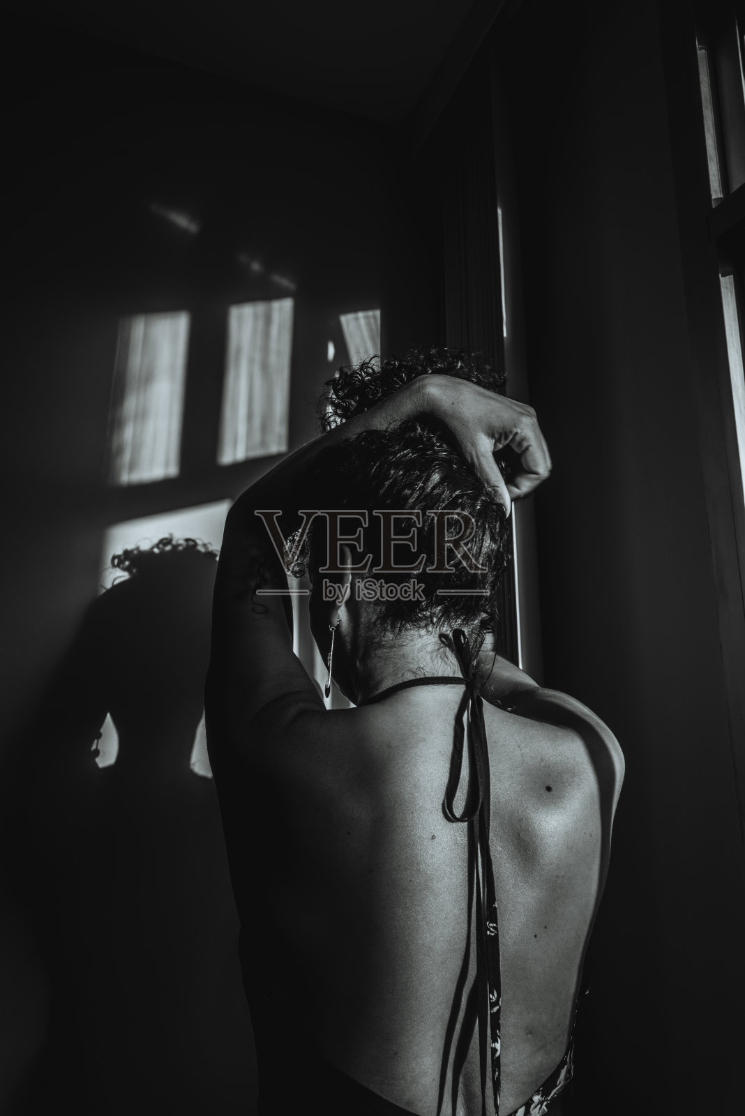 黑白肖像的一个女人对光和阴影的背景。照片摄影图片