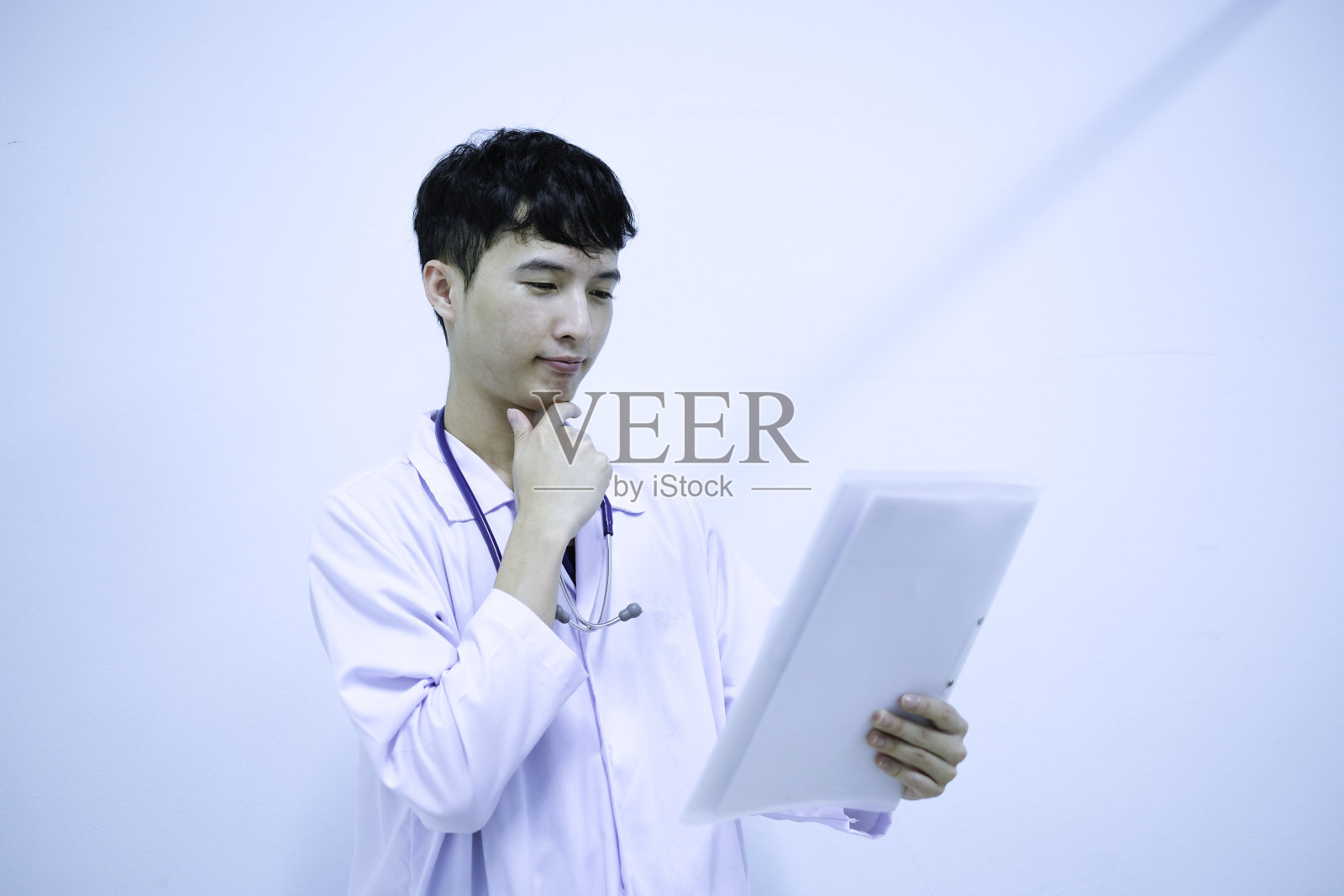 一个男医生在看文件照片摄影图片