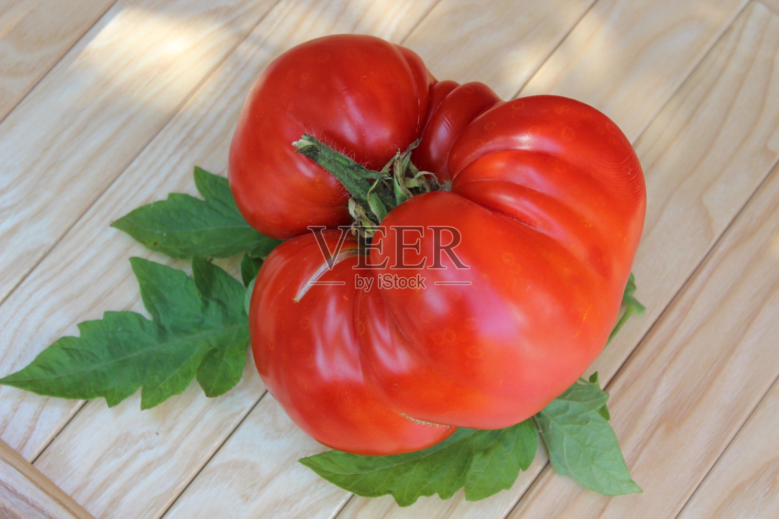 成熟的红色番茄背景上的木板。照片摄影图片