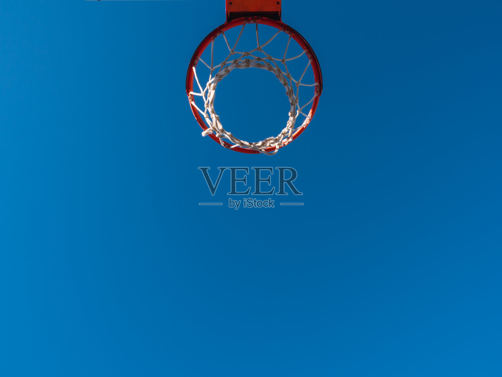 篮筐外有街道蓝天，文字复制空间。照片摄影图片