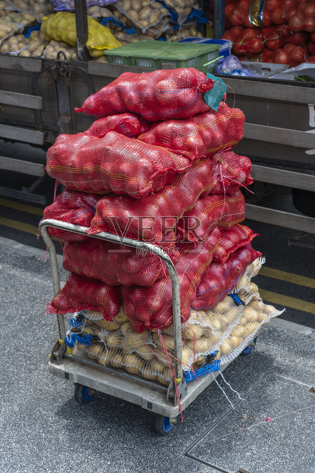 农贸市场的袋装洋葱和土豆照片摄影图片