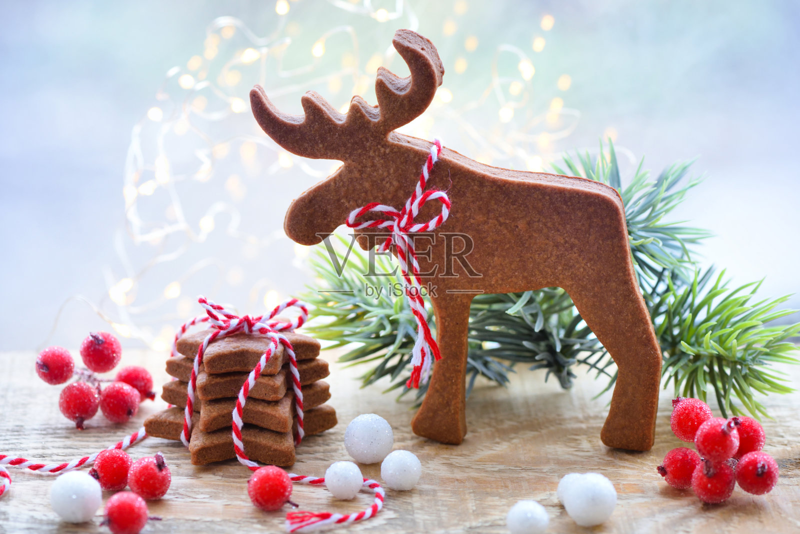 圣诞饼干与圣诞装饰的背景，节日的灯光。圣诞节或新年贺卡。照片摄影图片