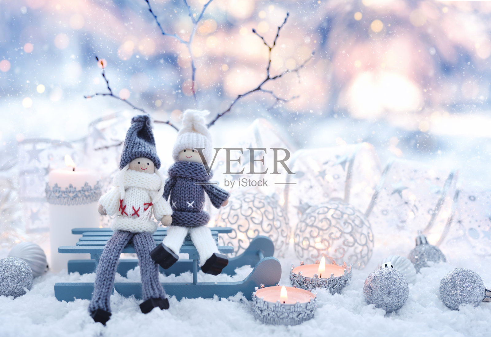 圣诞构图用玩具娃娃、蜡烛和节日装饰上雪花。圣诞节或新年贺卡照片摄影图片