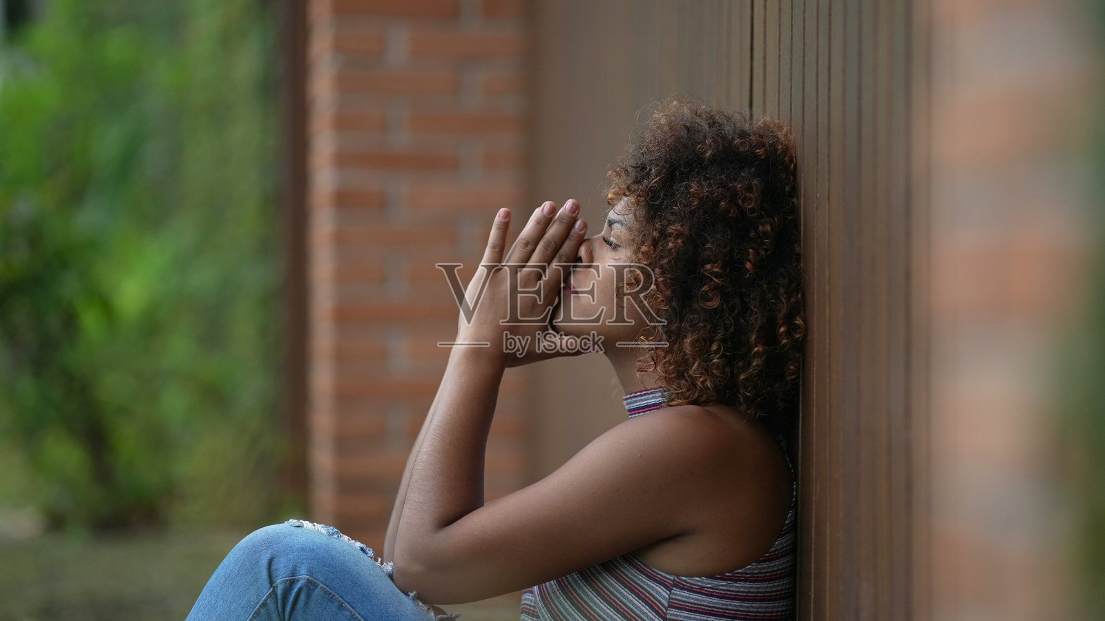 压力大的女人感到绝望和担忧。绝望时刻的人照片摄影图片