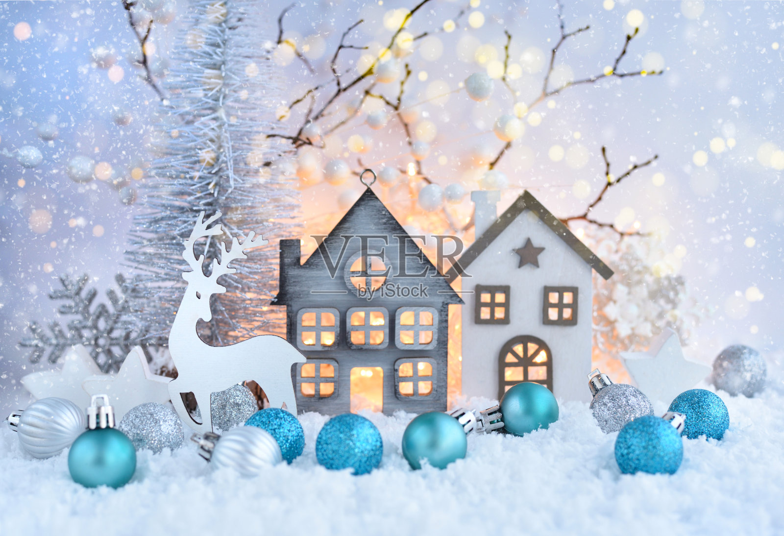 圣诞构图用装饰鹿、小屋和节日装饰品Ð四分之三的雪。圣诞节或新年贺卡。照片摄影图片