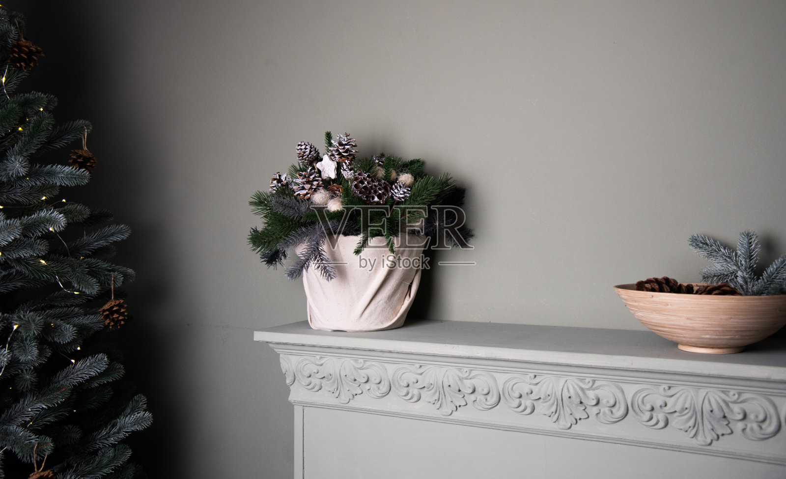 新年的地点有一棵灰色的圣诞树和礼物照片摄影图片