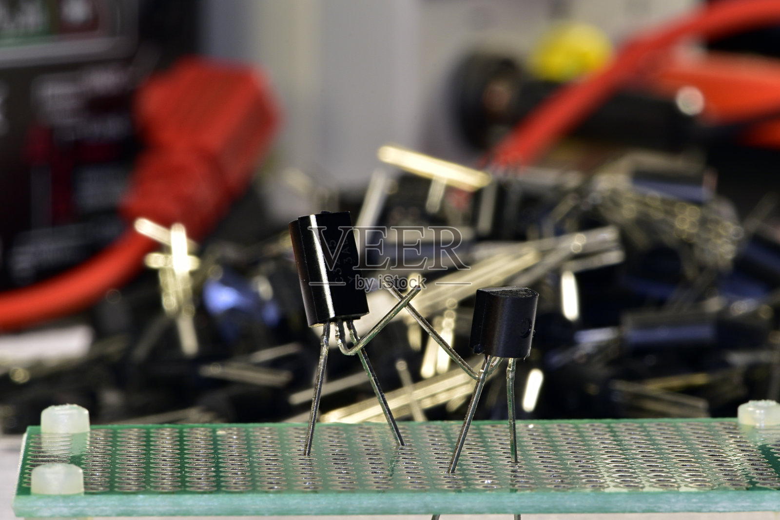 两个低功耗的硅晶体管可以进行拳击或击剑照片摄影图片