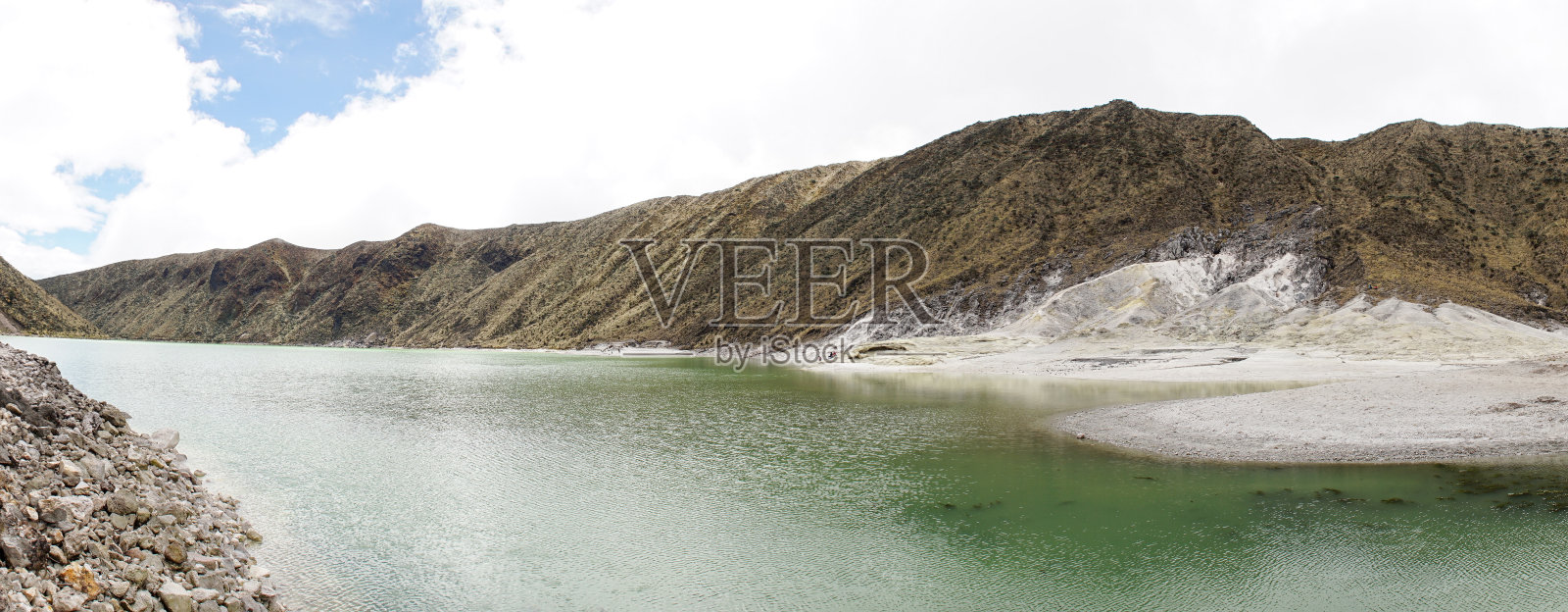哥伦比亚的拉古纳佛得火山湖。照片摄影图片