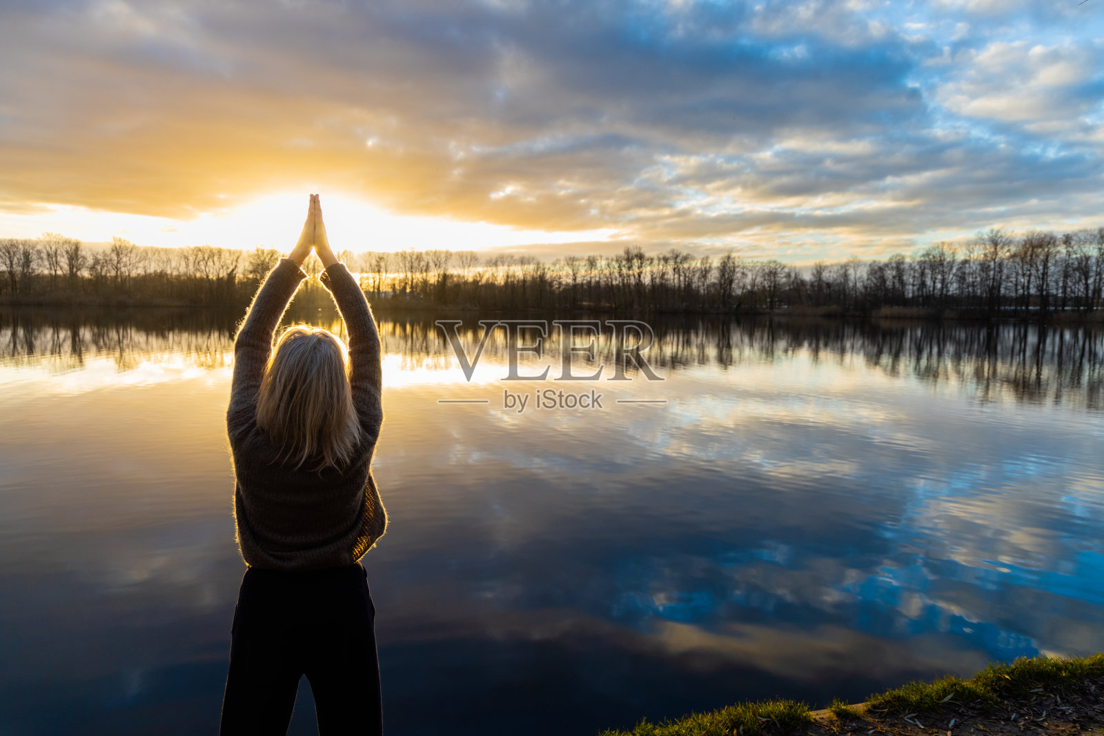 日落时分在湖边散步休息的女人照片摄影图片