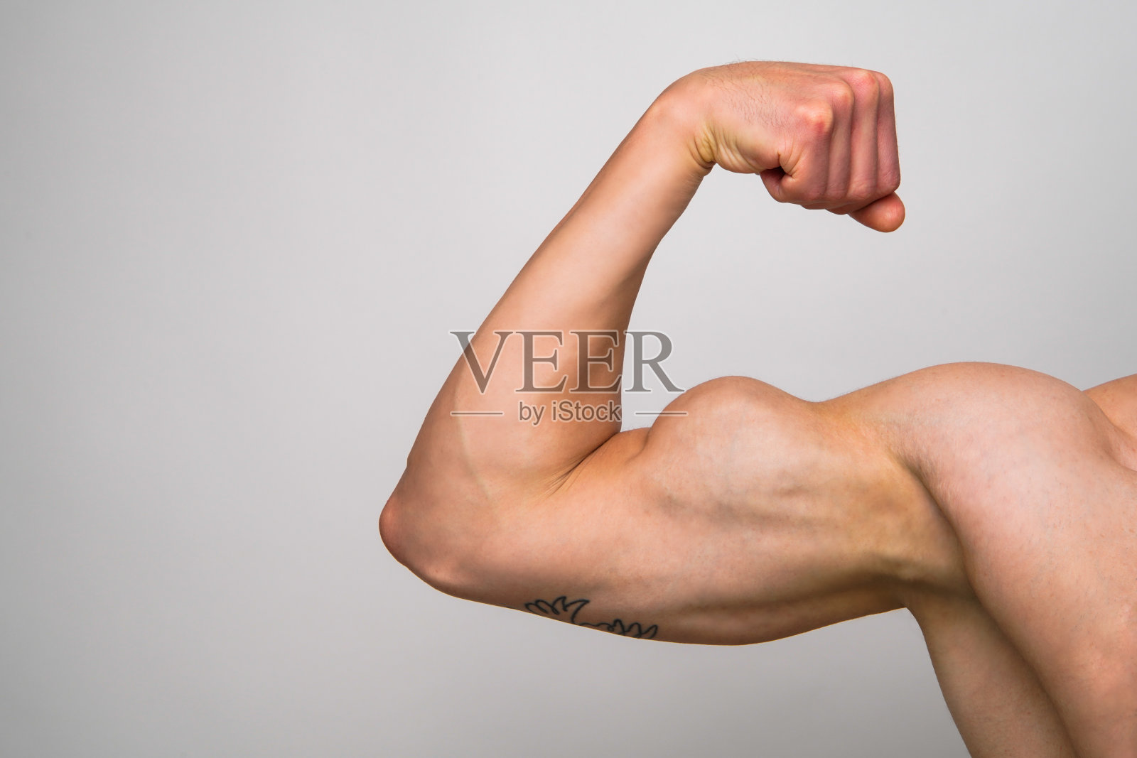 健壮的肱二头肌屈曲和造型照片摄影图片