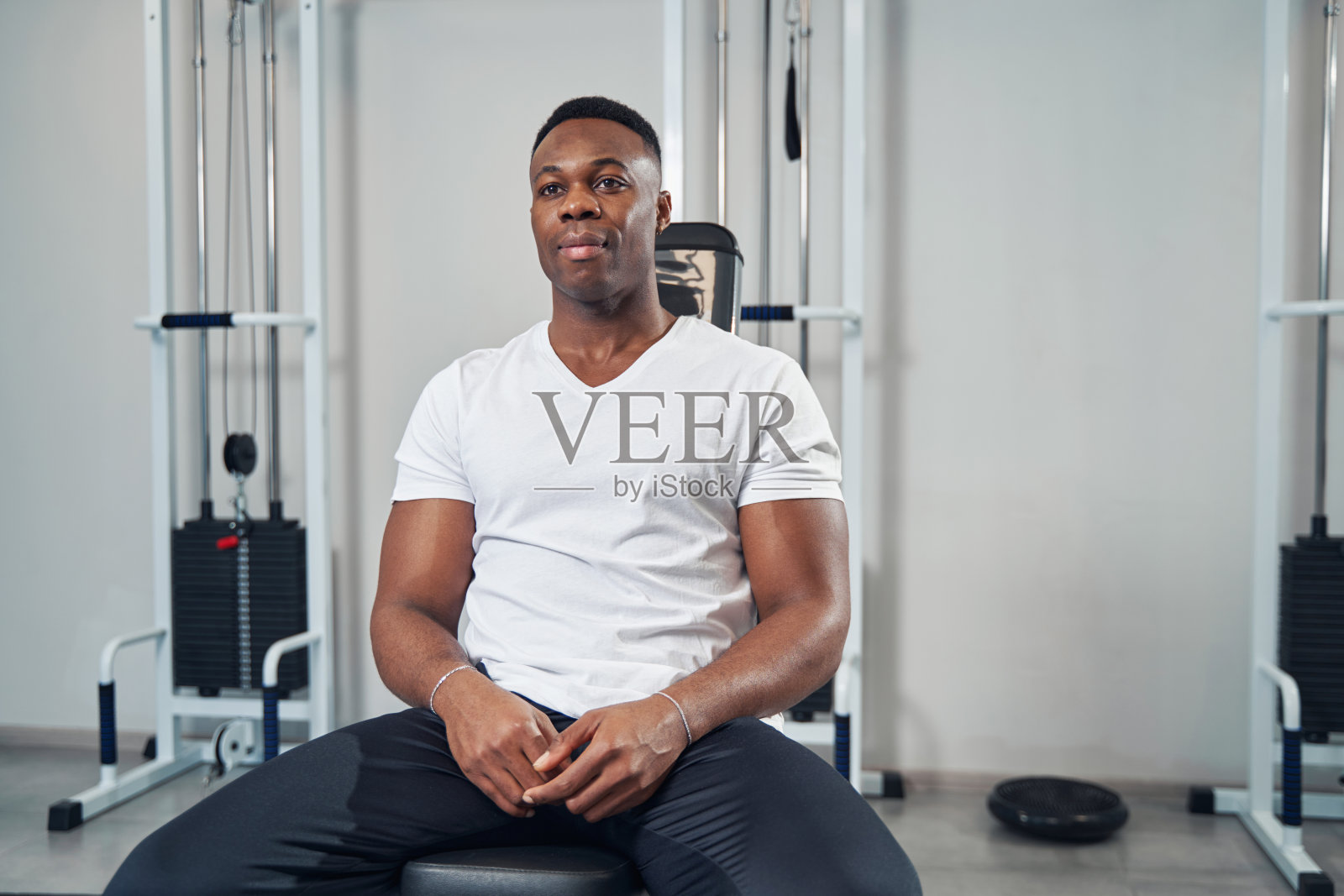 体育馆里安静沉思的男运动员照片摄影图片