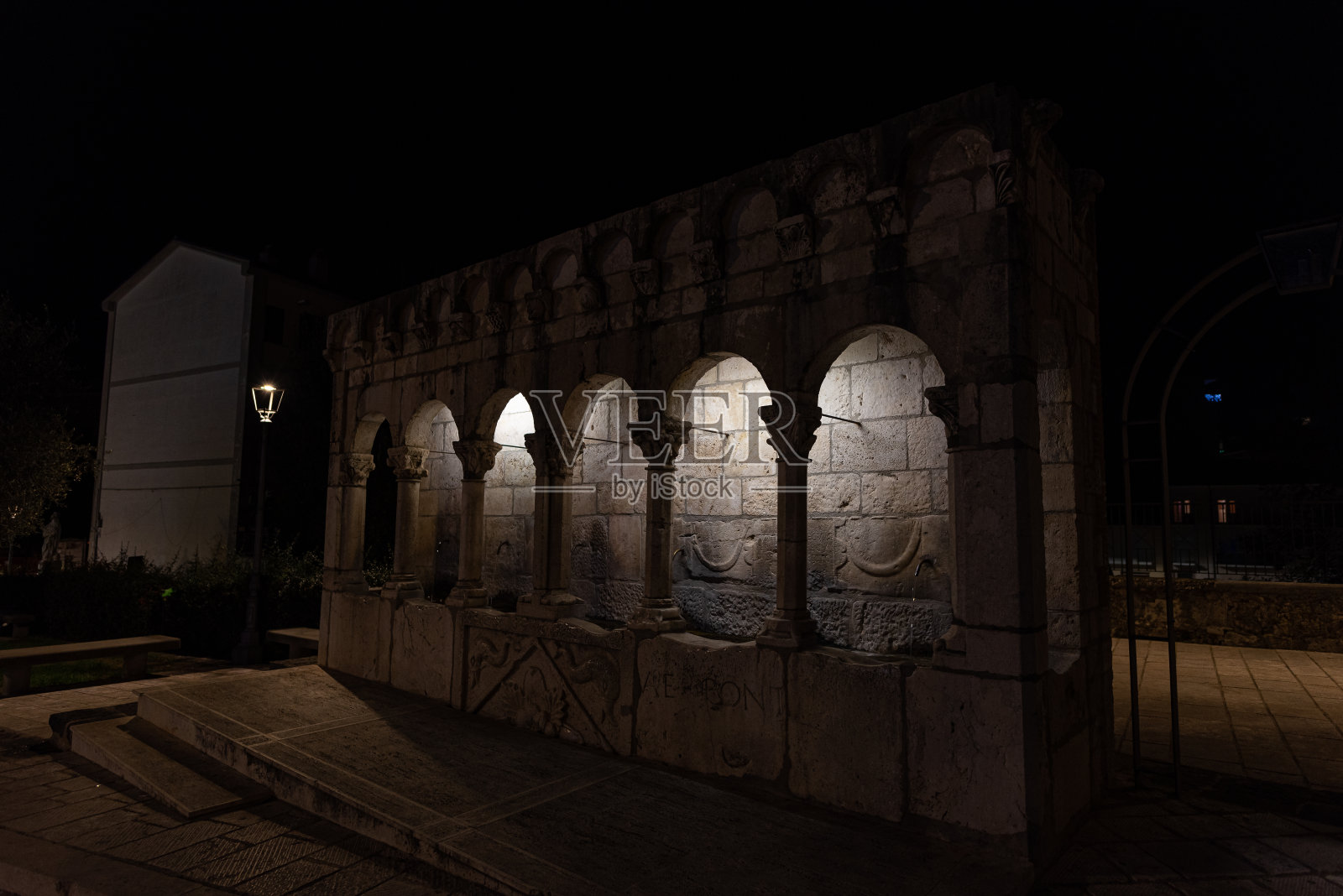 Isernia,莫利塞。“兄弟喷泉”照片摄影图片