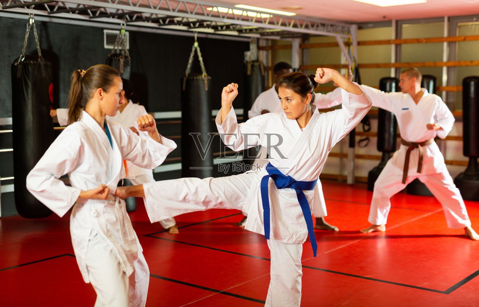 女子在健身房进行空手道团体训练照片摄影图片
