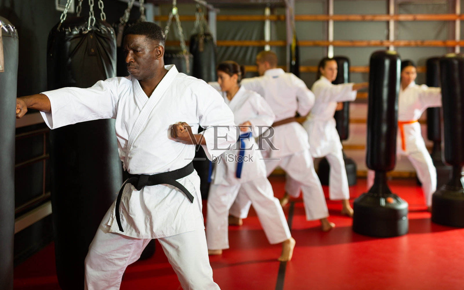 一群穿着和服拿着沙袋锻炼的人照片摄影图片