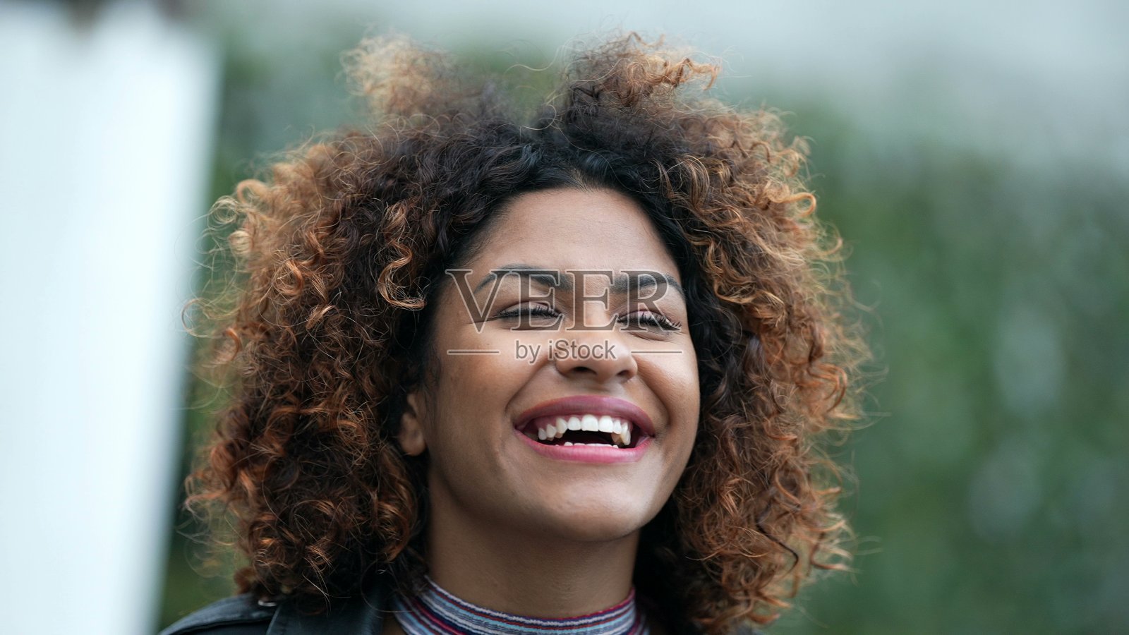 狂喜的女人看着天空感到幸福。充满希望的快乐的人照片摄影图片