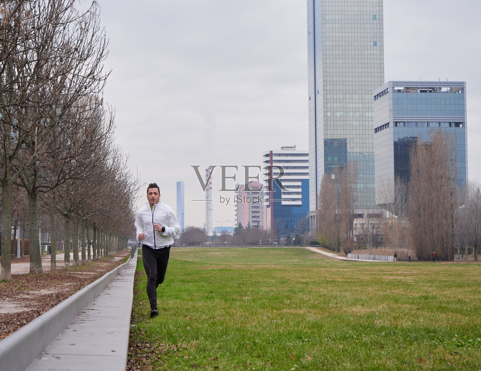 成年男子在公园跑步在冬天的城市背景照片摄影图片