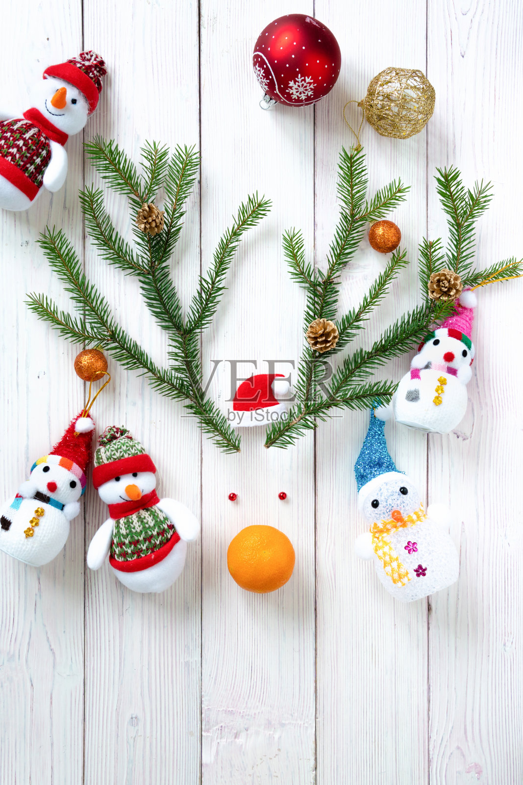 黑色背景上的树枝角。圣诞鹿的概念。照片摄影图片