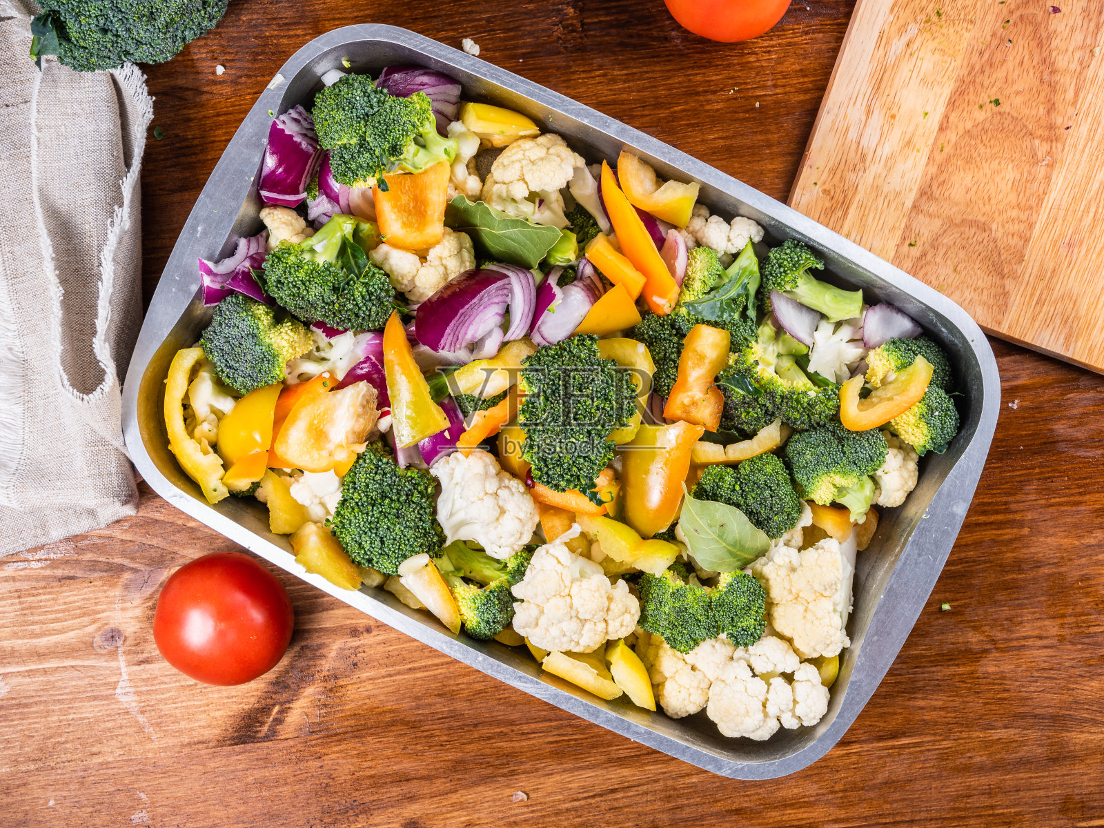 生蔬菜与西兰花和花椰菜在一个金属烤盘烘烤烘烤，特写，俯视图照片摄影图片