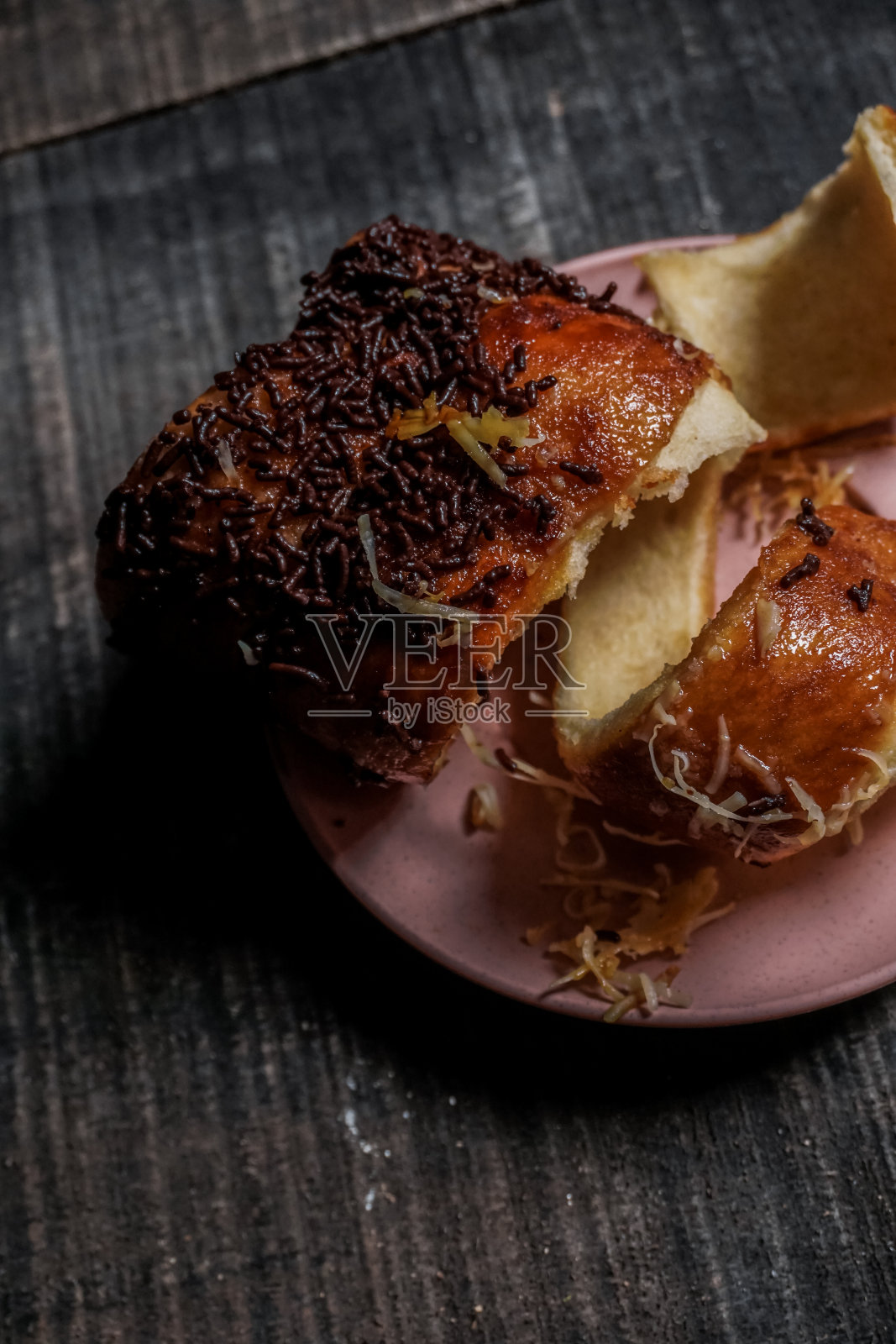 粉红色盘子上有巧克力屑的面包照片摄影图片