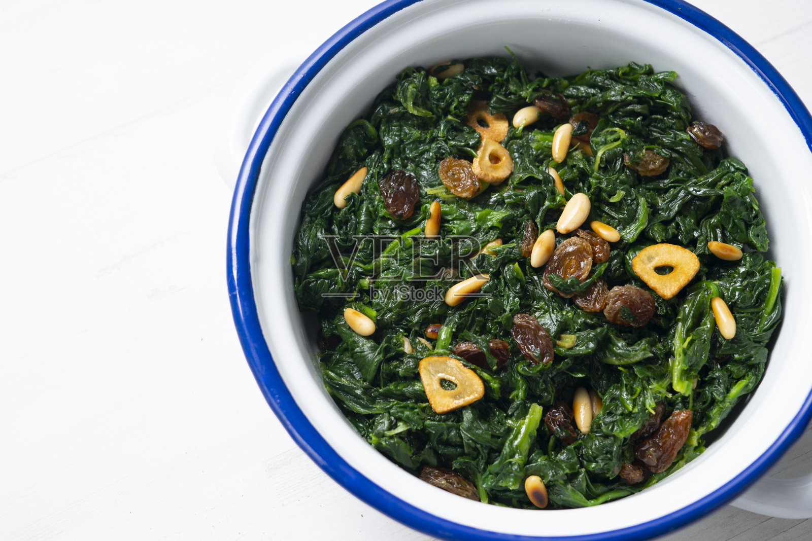 菠菜，松子和葡萄干。传统的加泰罗尼亚配方。巴塞罗那的典型菜肴。照片摄影图片
