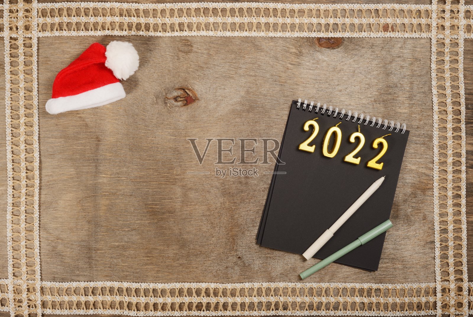 新年概念，木制背景，黑色笔记本上的2022年数字。照片摄影图片
