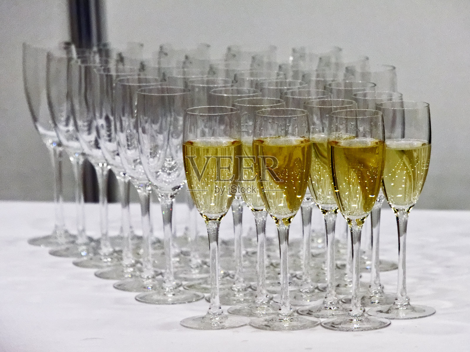 盛酒的酒杯照片摄影图片