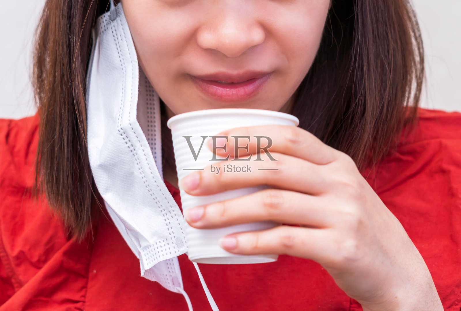 年轻女子戴着口罩吃饭。新冠肺炎的新常态照片摄影图片