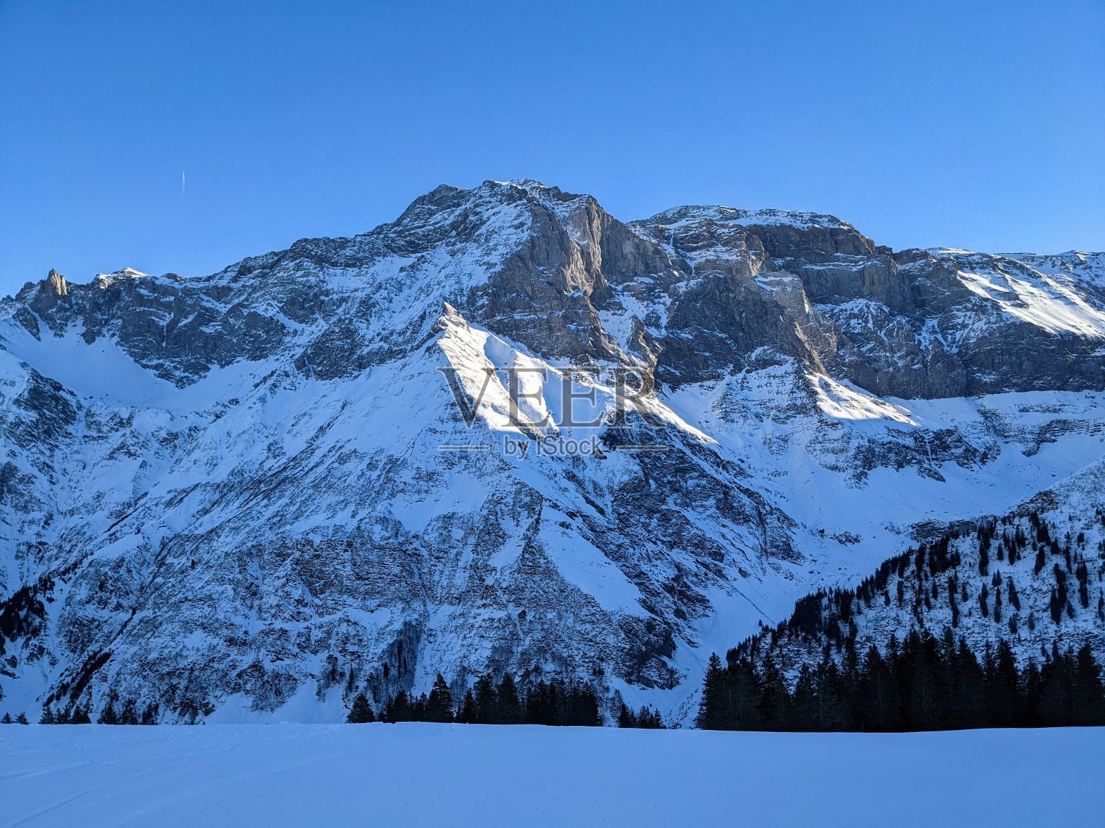 在格拉鲁斯榆树上方的夏普夫滑雪之旅。Skimo。在冬天登山。美丽的雪山景观。滑雪赛道照片摄影图片