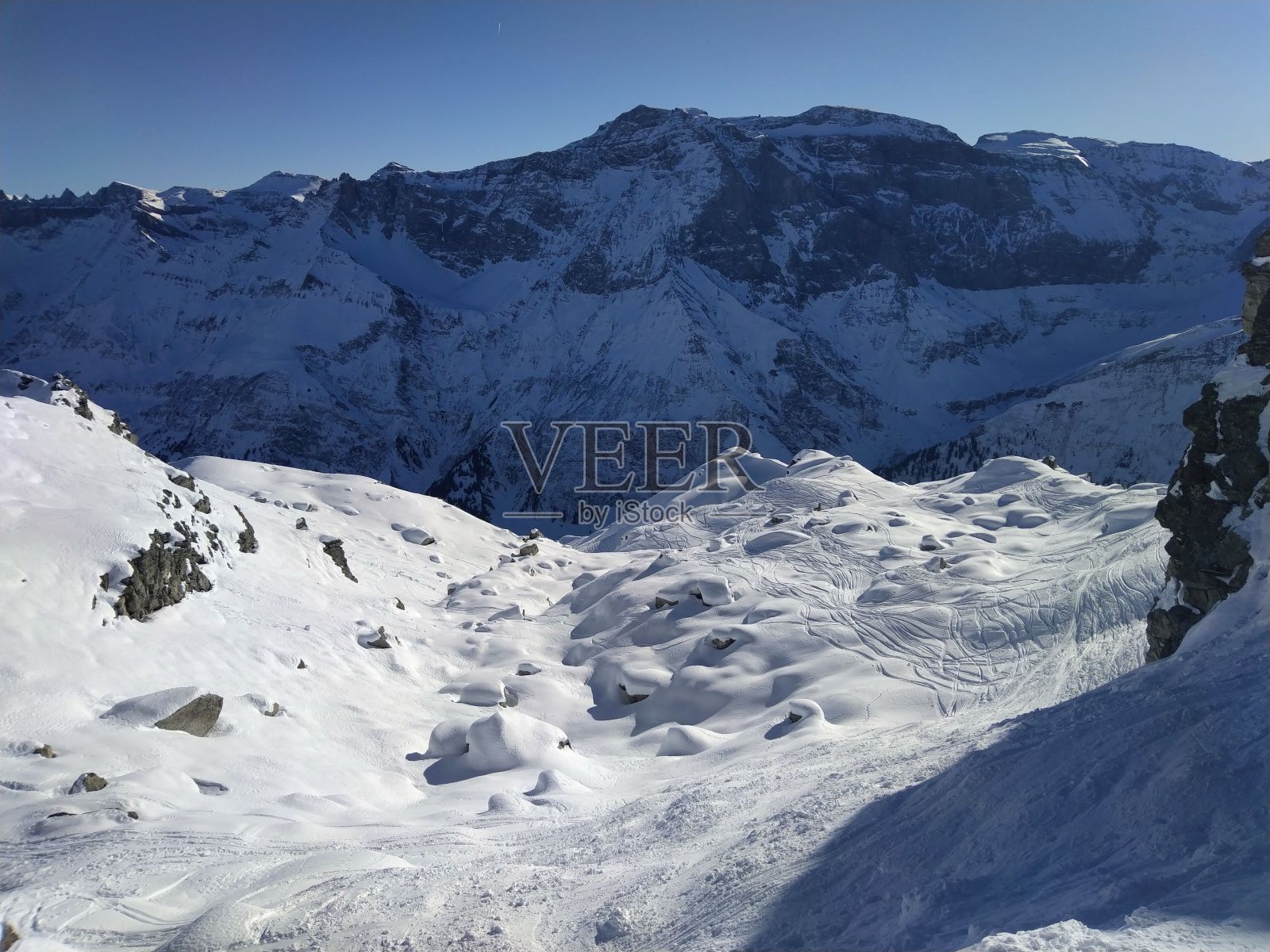 在格拉鲁斯榆树上方的夏普夫滑雪之旅。Skimo。在冬天登山。美丽的雪山景观。滑雪赛道照片摄影图片