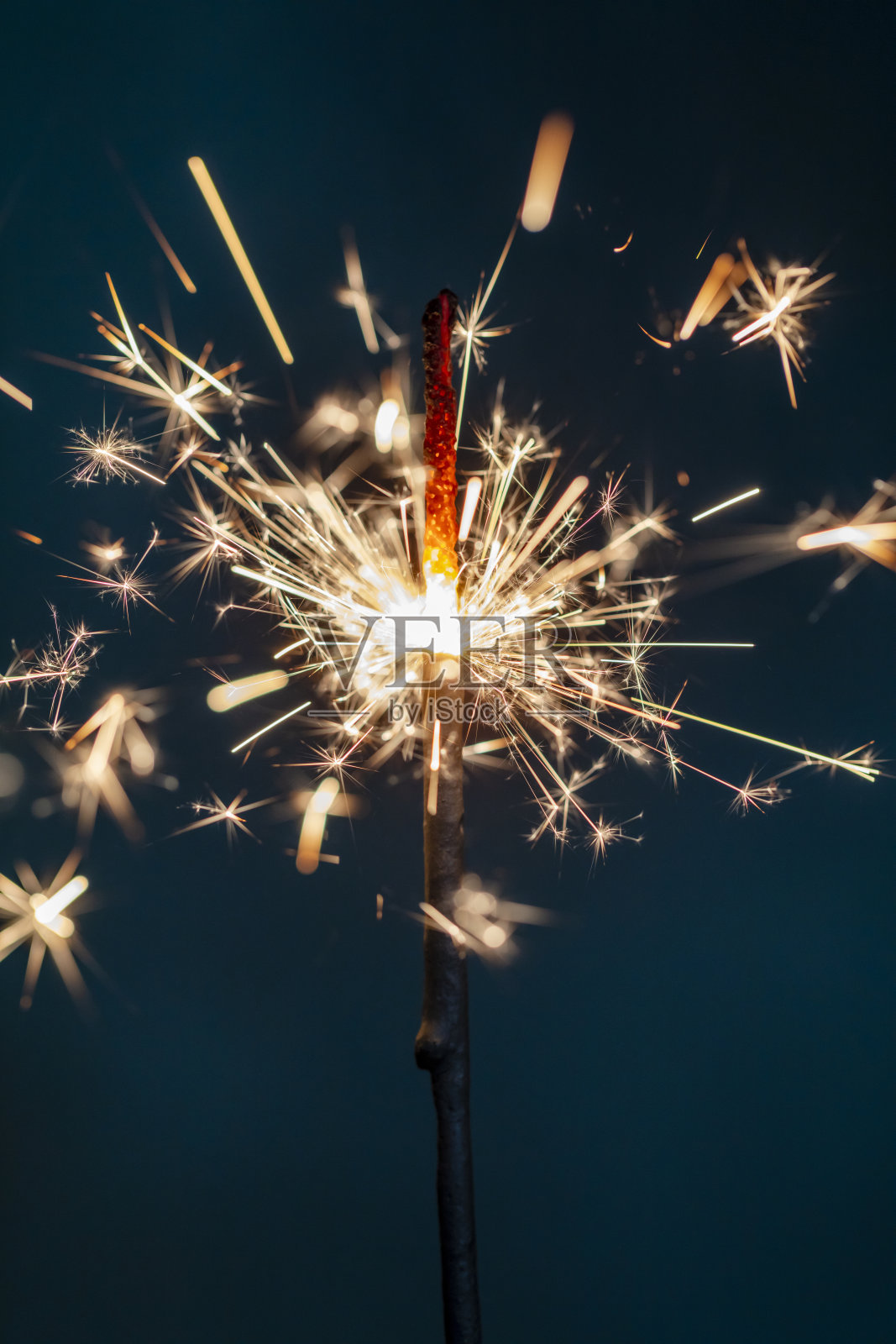 圣诞孟加拉火在黑色的背景下闪闪发光。照片摄影图片