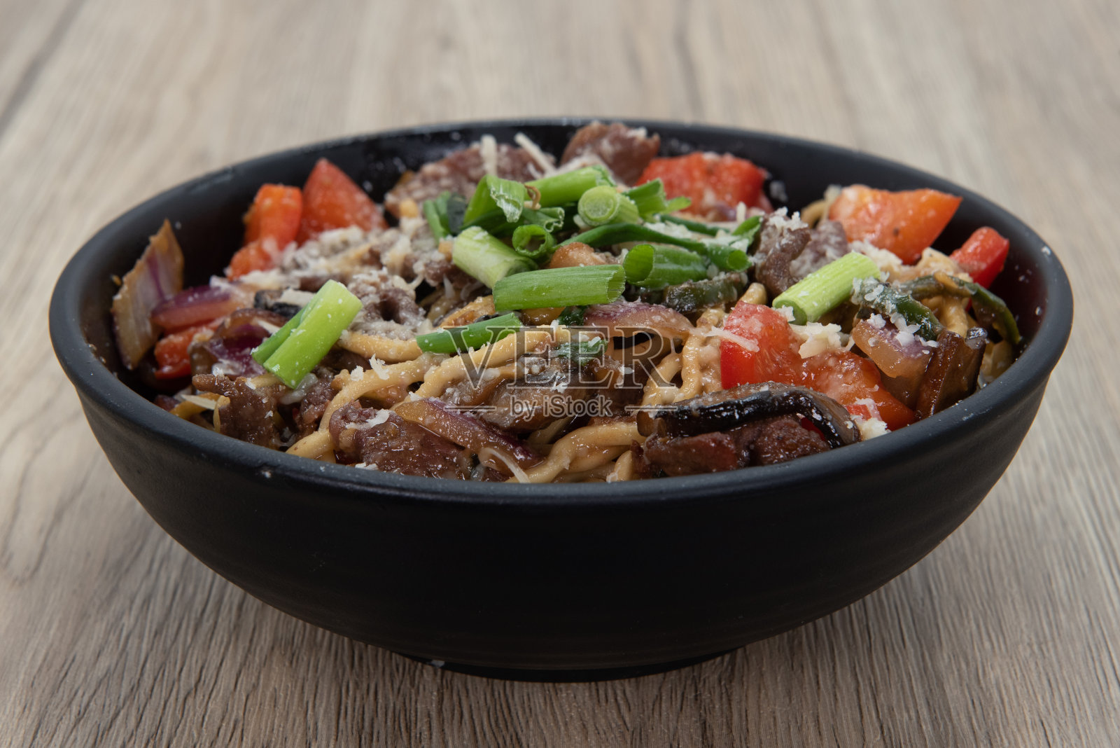 当地的餐馆供应一些不错的食物。照片摄影图片