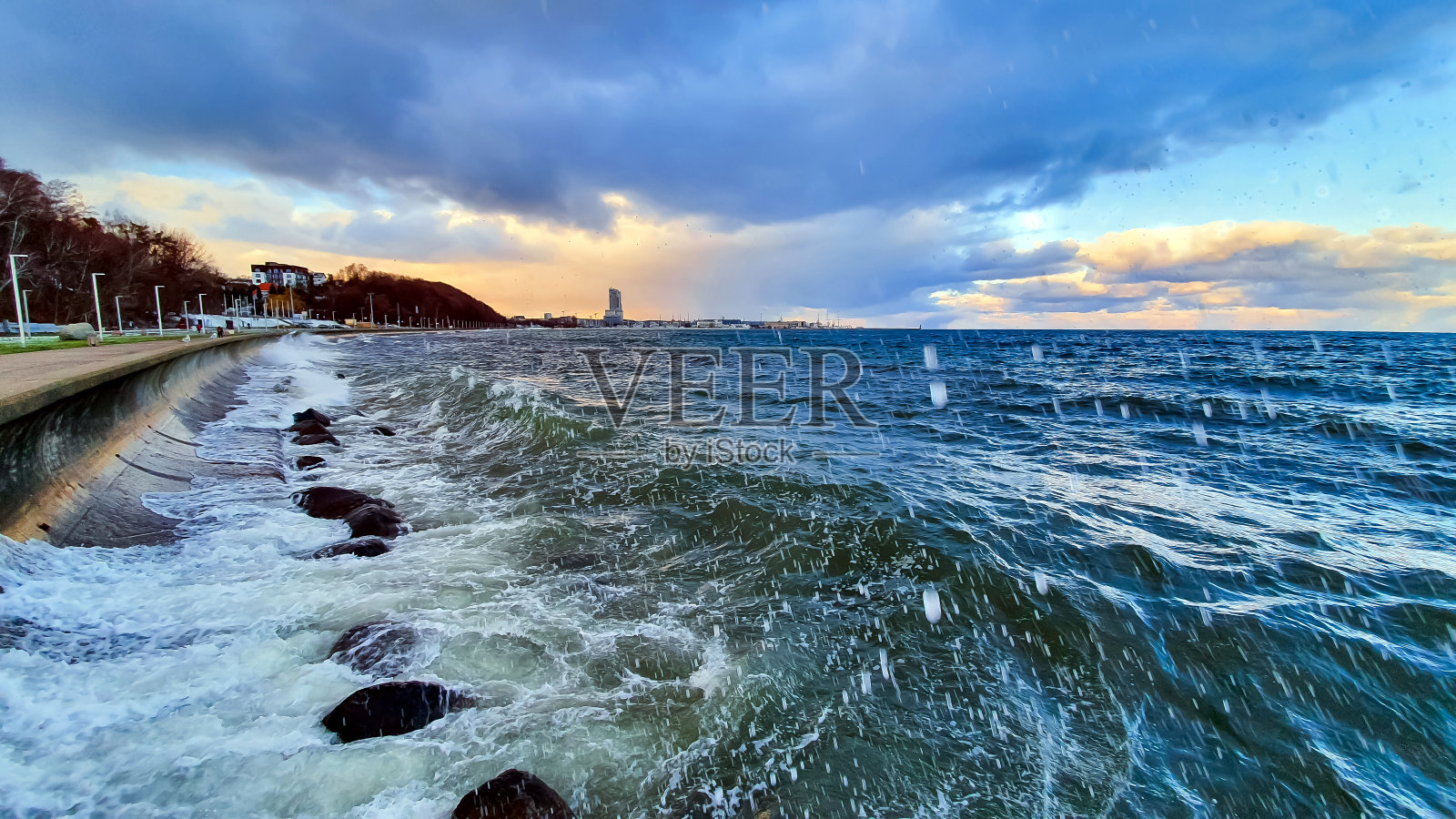 波兰格丁尼亚海边大道暴风雨中的巨浪照片摄影图片