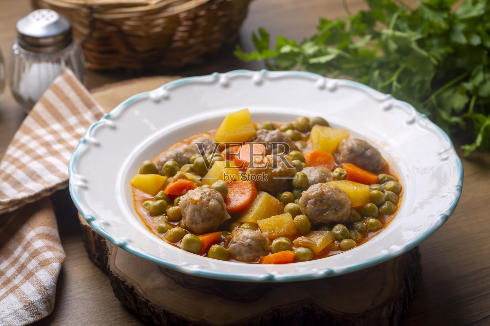 土耳其菜青豆炖肉丸- Kofte或Kofta Bezelye。(土耳其的名字;kofteli bezelye)照片摄影图片