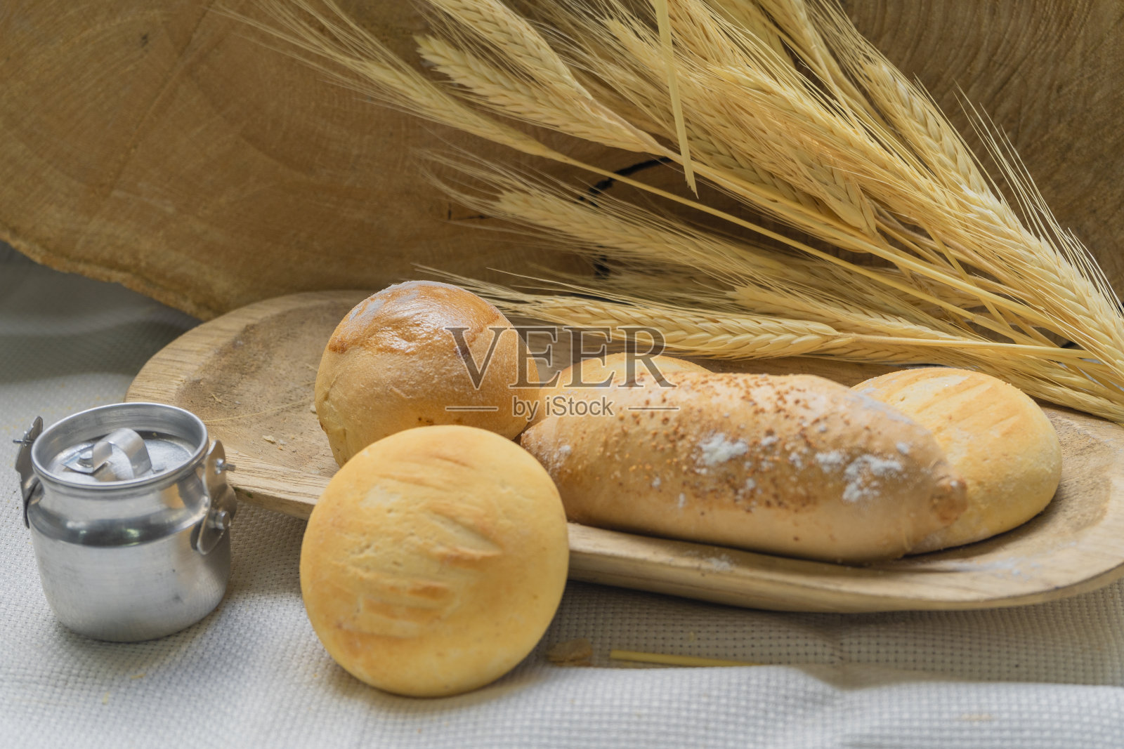 烤面包放在木制桌子的背景上。照片摄影图片