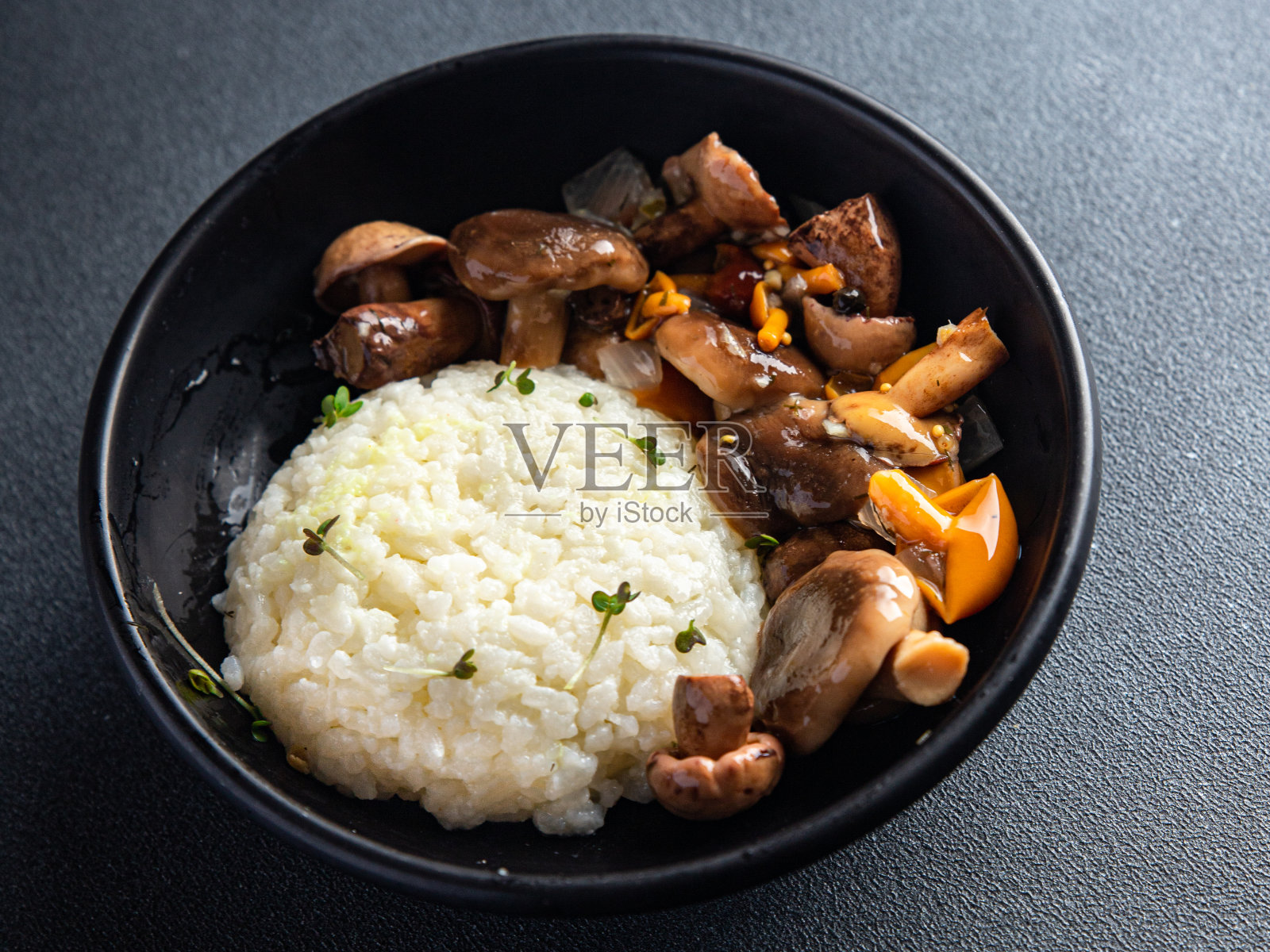 蘑菇米饭第二道菜，烩饭蘑菇健康餐，桌上零食仿空间食品背景质朴照片摄影图片