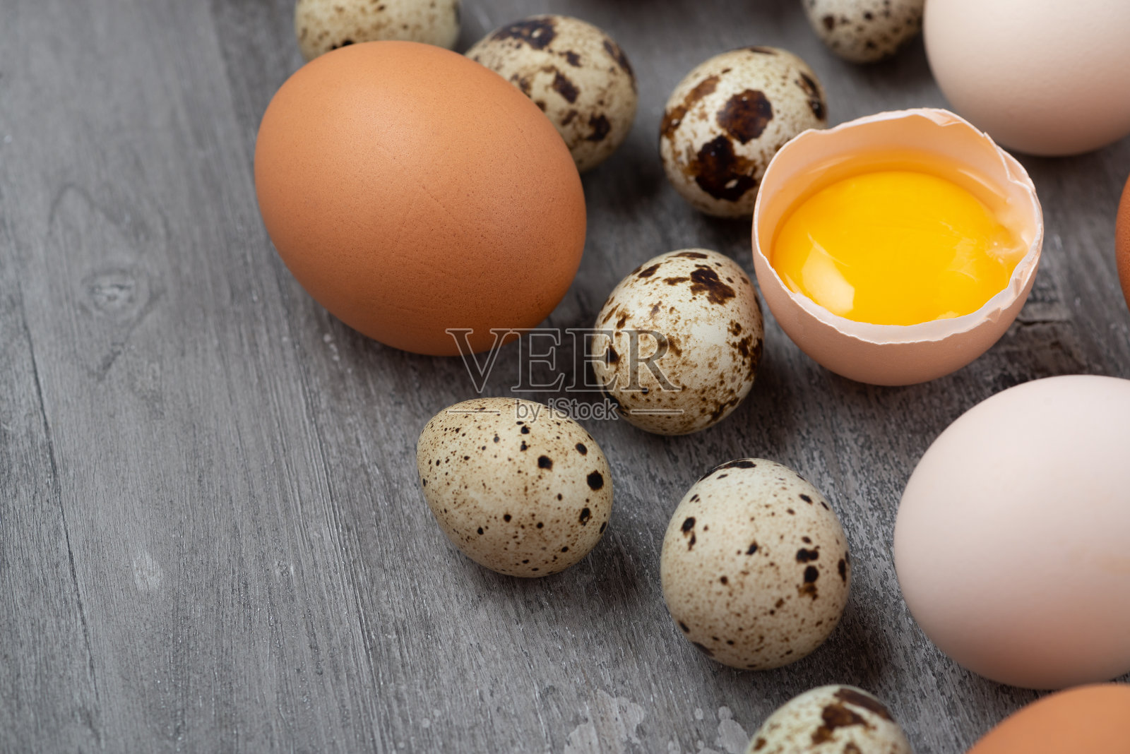俯视图的鸡和鹌鹑蛋在桌子上照片摄影图片
