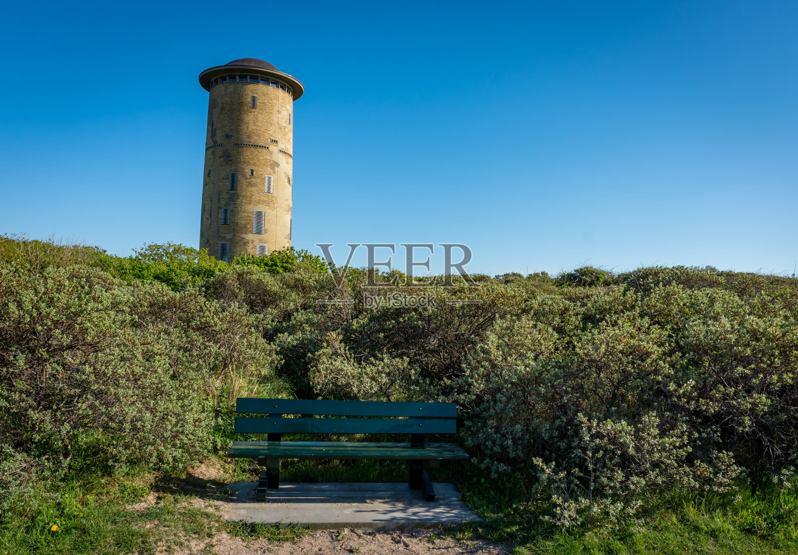 在一个阳光明媚的夏日，西兰省的东堡，水塔和公共长椅照片摄影图片