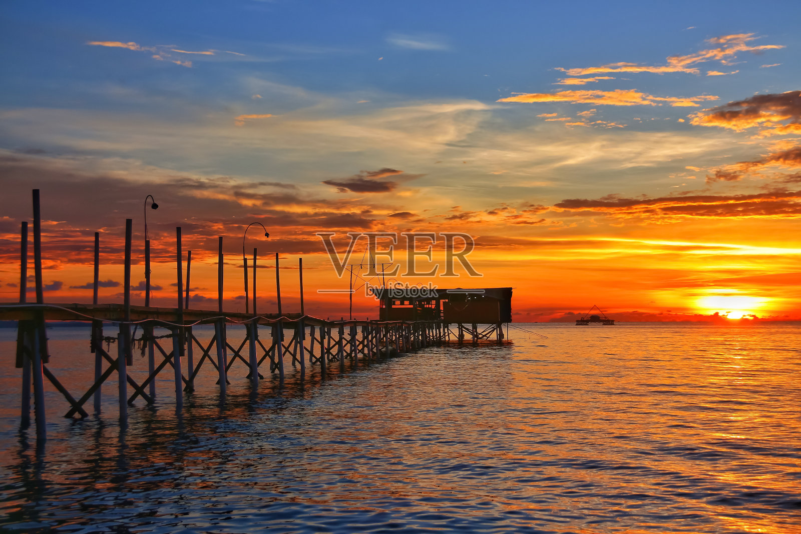 海滩上的日落照片摄影图片