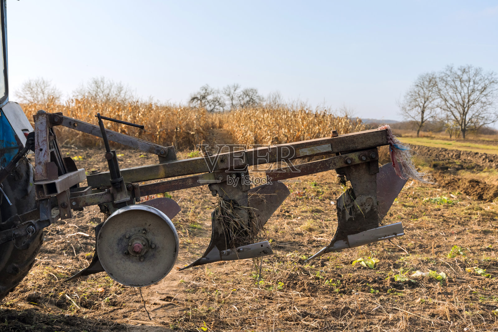 农用拖拉机整地播种是播种过程照片摄影图片
