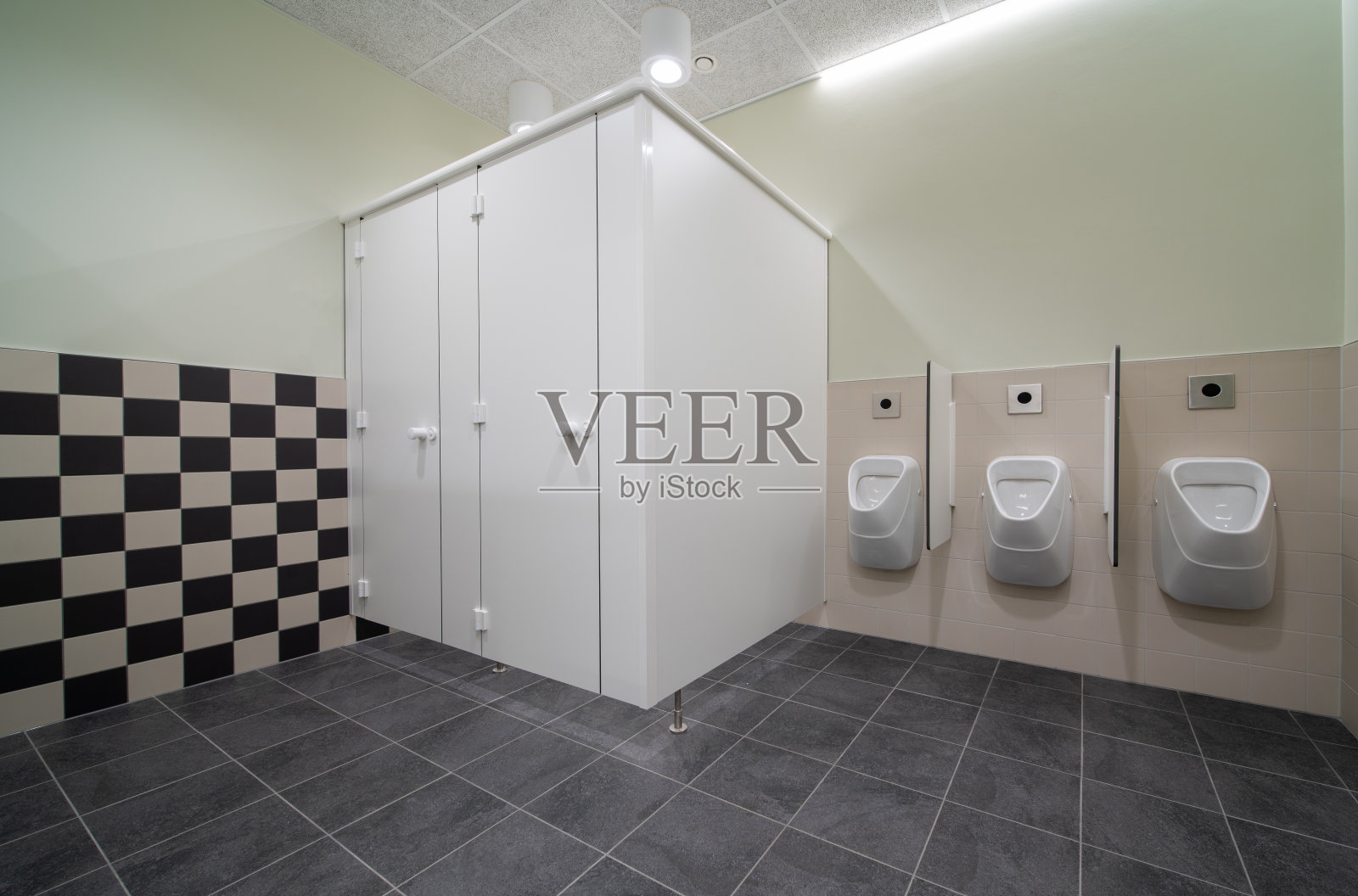 便池和厕所的门照片摄影图片