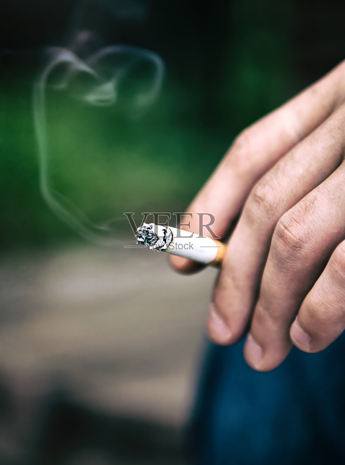 拿着香烟的手照片摄影图片
