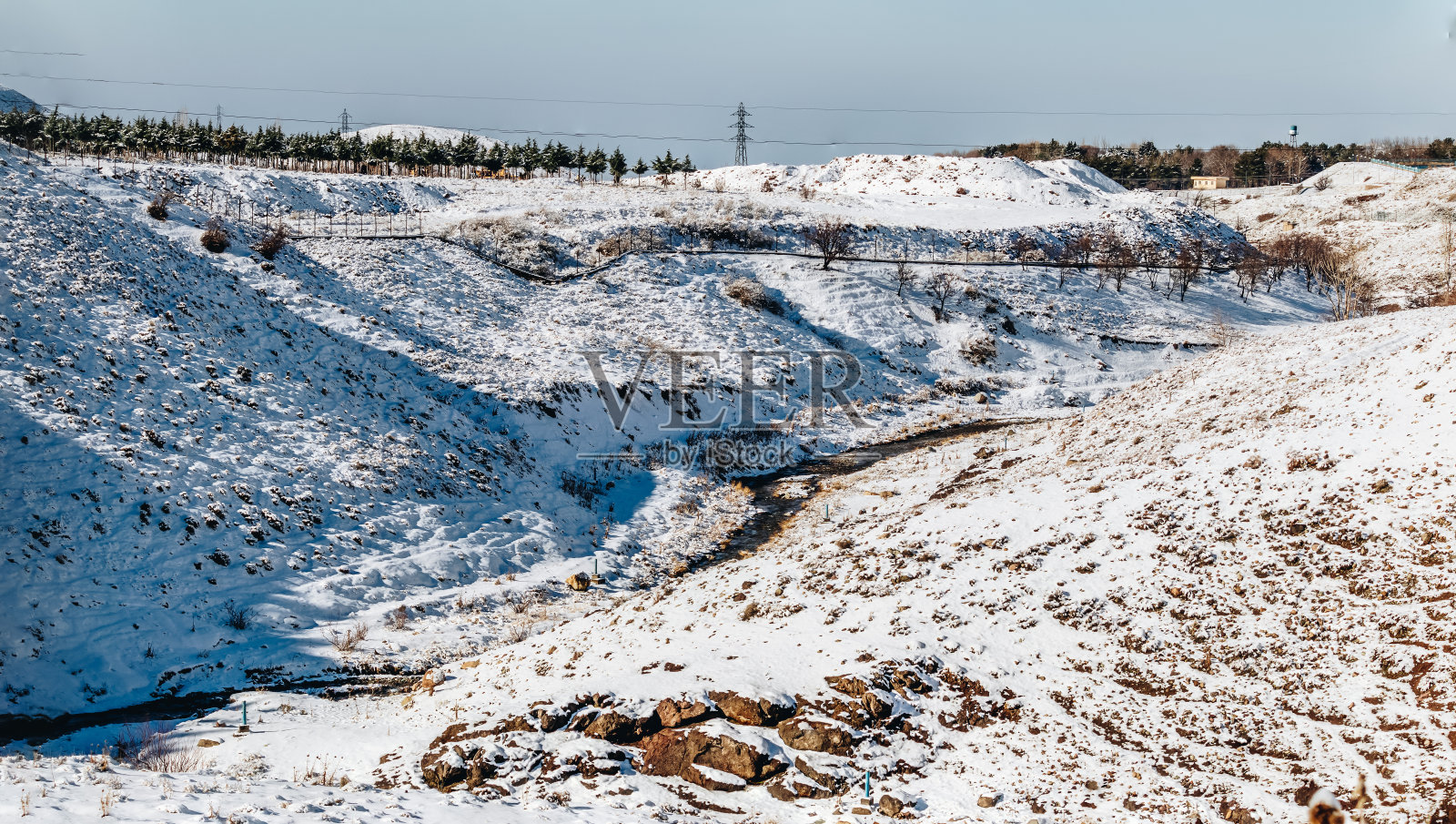 冬季群山间的冰冻河流照片摄影图片