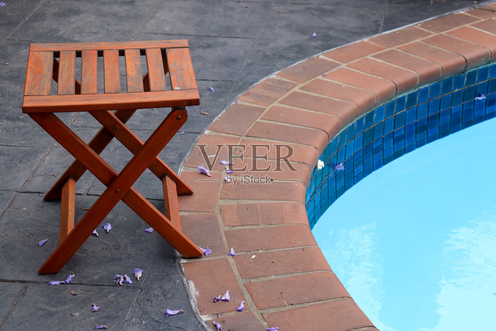 游泳池旁边的桌子照片摄影图片