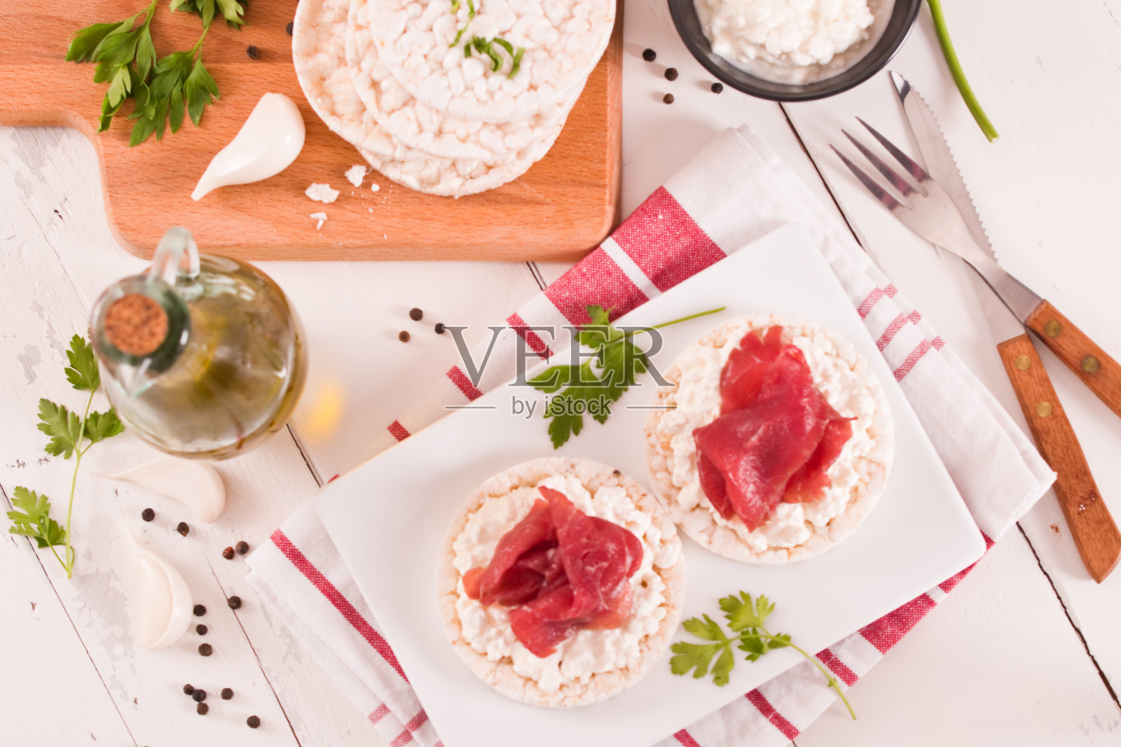 牛奶片和冷牛肉的年糕。照片摄影图片