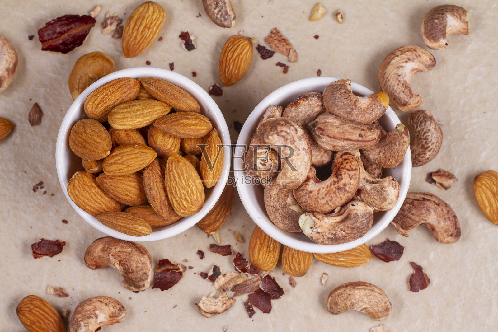 在浅色背景下分离的腰果和杏仁。前视图。平躺照片摄影图片