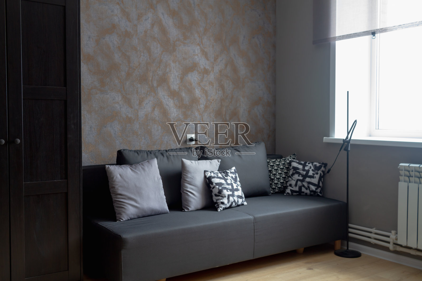 一个十几岁男孩的房间的内部是深灰色和黑色的颜色照片摄影图片